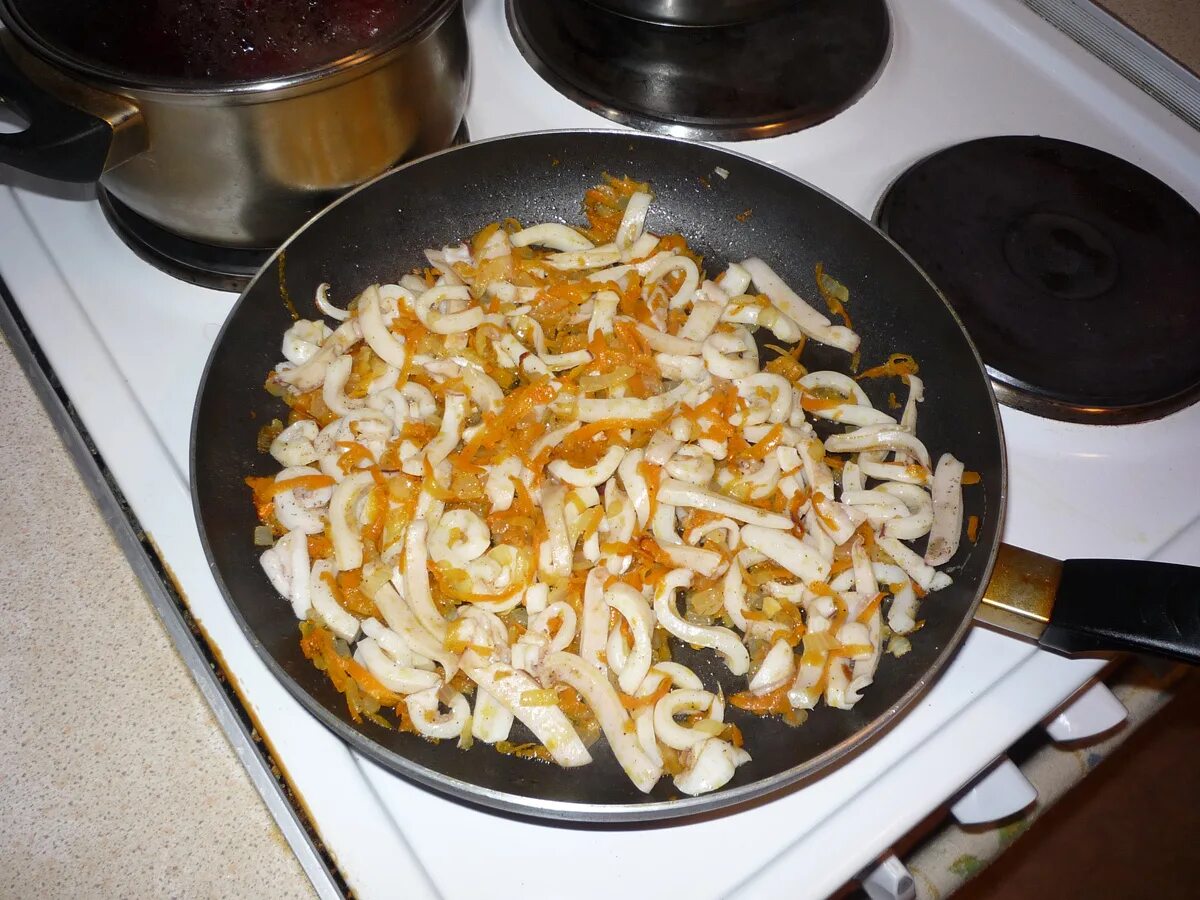 Кальмар рецепт на сковороде простой. Кальмар на сковороде. Жареные кальмары на сковороде с луком. Вкусные кальмары на сковороде. Обжариваем кольца кальмара на сковородке.