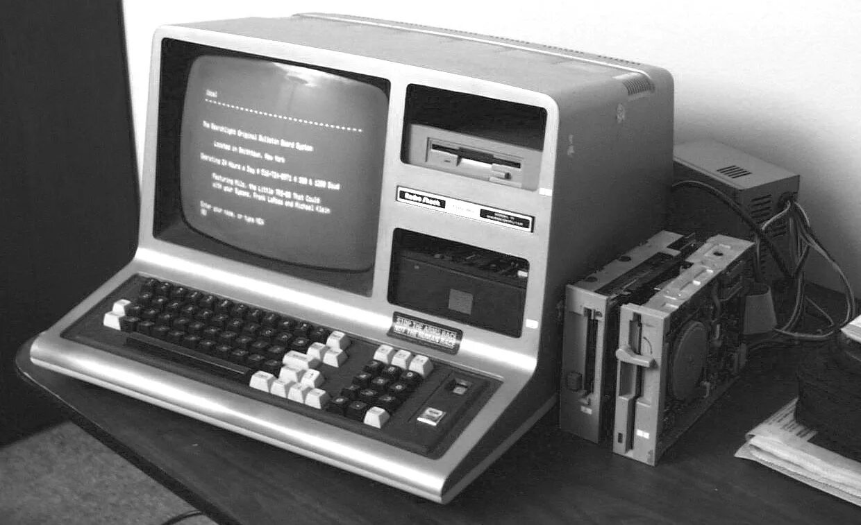 Компьютеры. Старый компьютер. Старинный компьютер. Старые ЭВМ.