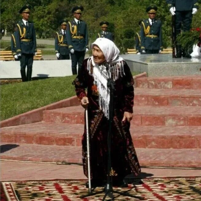 токтогон алтыбасарова. токтогон алтыбасарова. токтогон актыбасарова. токтогон алтыбасарова памятник. женщина усыновившая 150 детей из блокадного ленинграда.