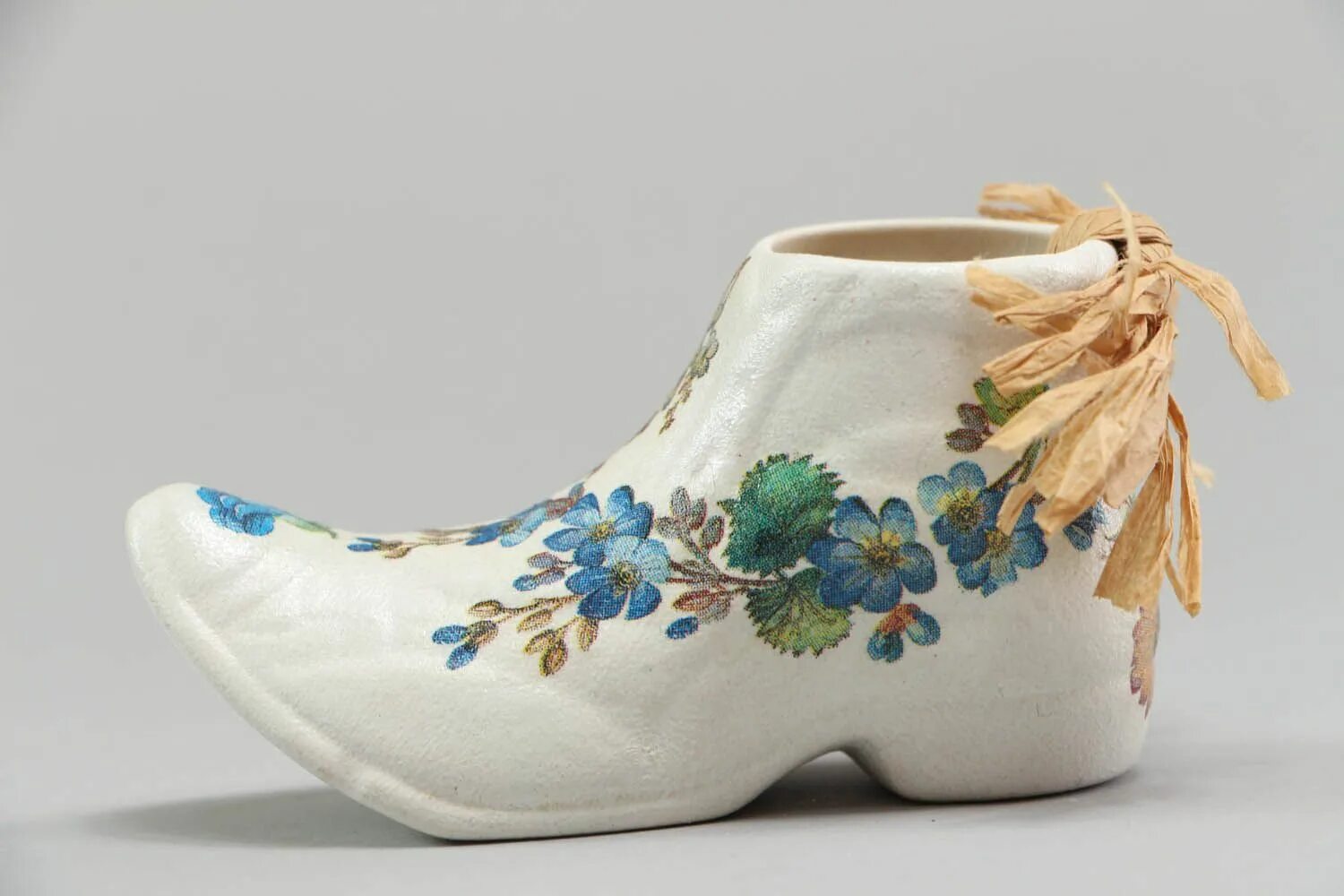 Картинки башмачки. Башмаки с цветами. Мультяшные черевички. Мультяшные ботинки. Цветы в туфле.