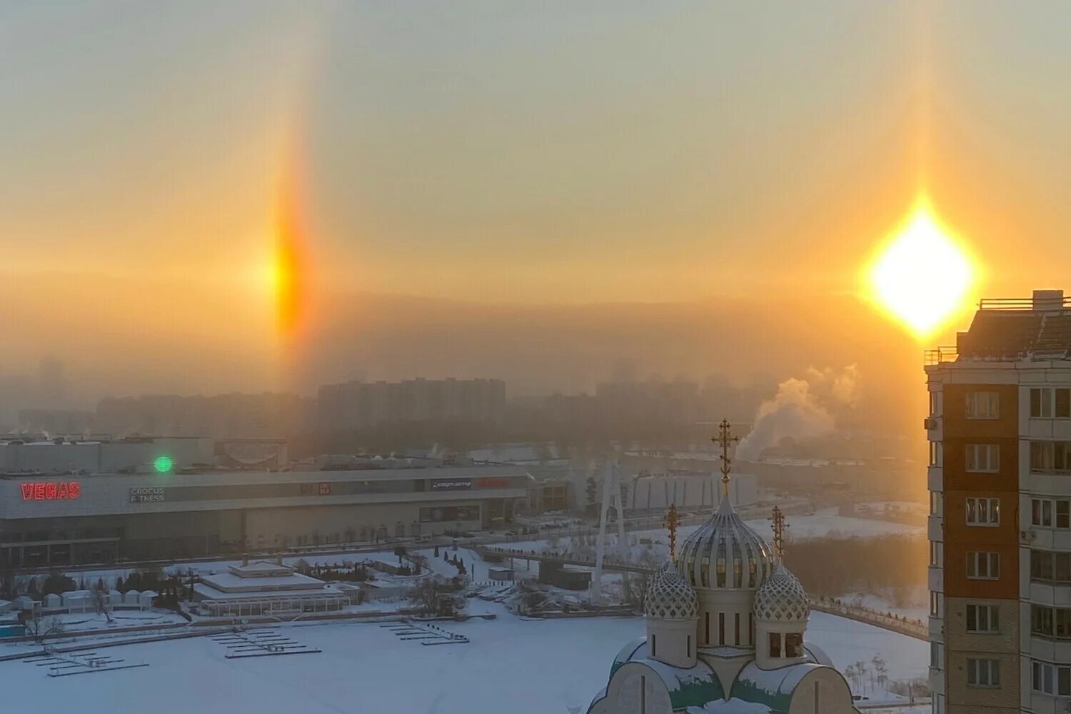 Московский наблюдать. Эффект гало три солнца. Солнечное гало в Москве. Три солнца на небе. Небо солнце.