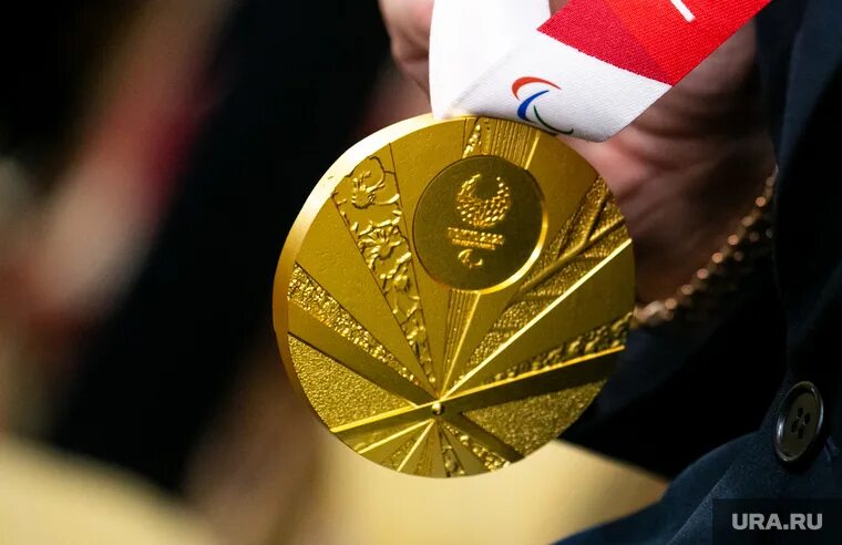 Вторая золотая медаль. Золотая медаль олимпиады 2022. Золотая медаль Пекина 2022. Олимпийские медали в Пекине 2022. Золотая Олимпийская медаль Пекин.
