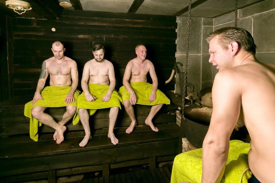 веник для бани. семейная баня. веник в сауне. русская парная веник. сельские мужчины в бане парятся.