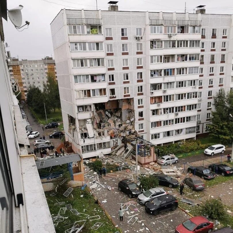 В результате взрыва газа. Взорвался дом в Ногинске.