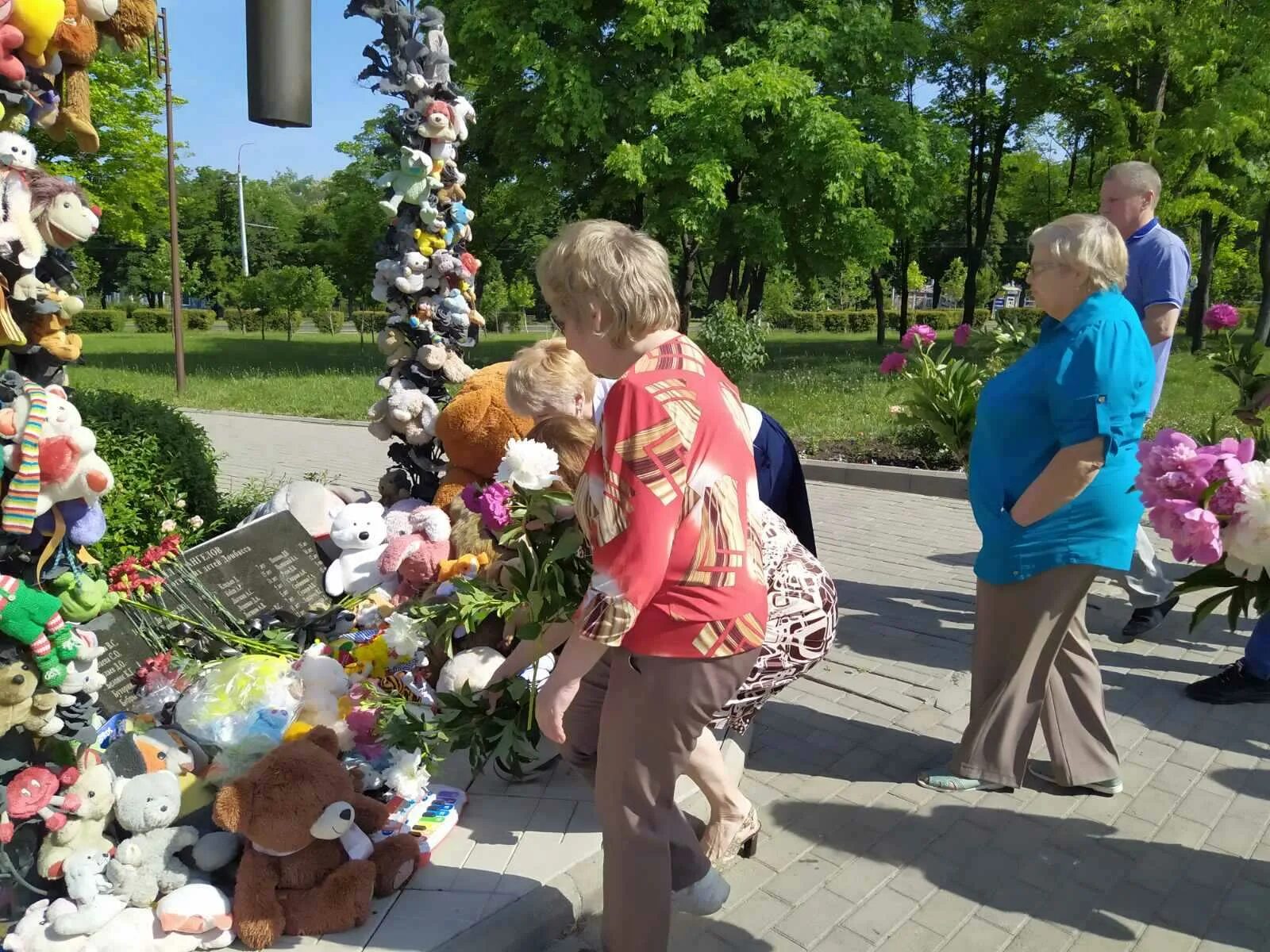 Аллея детей в Донецке. Аллея памяти погибших детей Донбасса. Дети Донбасса аллея ангелов. Аллея в Донецке погибшим детям. Аллея детей в донбассе