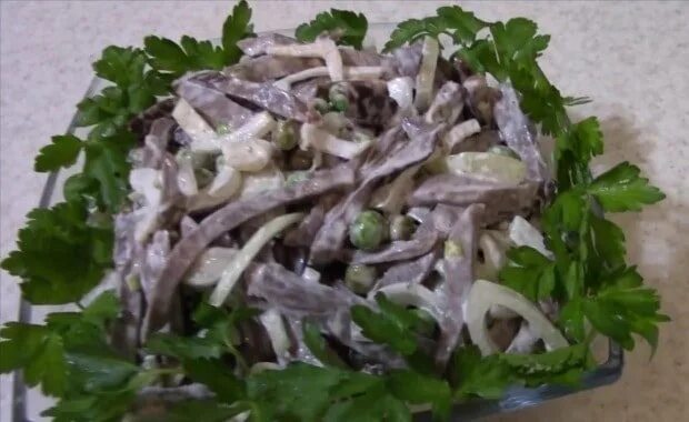 Салат из огурцов и сердца говяжьего. Салат с сердцем говяжьим и соленым огурцом. салат из говяжьего сердца с солеными огурцами. салат из сердца свиного с маринованным луком. салат из говяжьего сердца с маринованным луком.