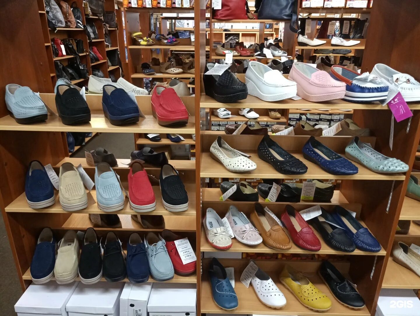 магазин обуви. магазин одежды. обувь на прилавке. магазин обувь низких цен. обувной магазин.