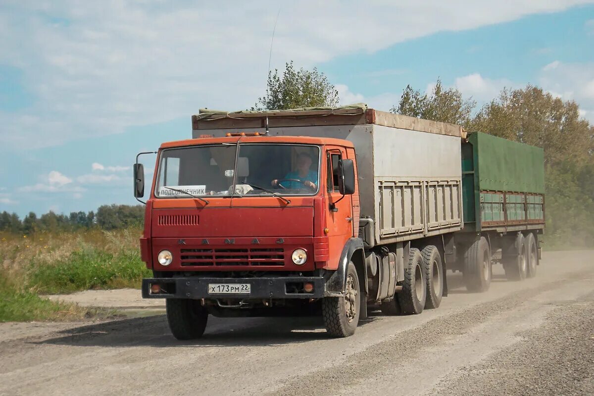 Купить камаз в саратовской. КАМАЗ 53212. КАМАЗ-53212 (53212). КАМАЗ 53212 тягач. КАМАЗ 53212 С прицепом.