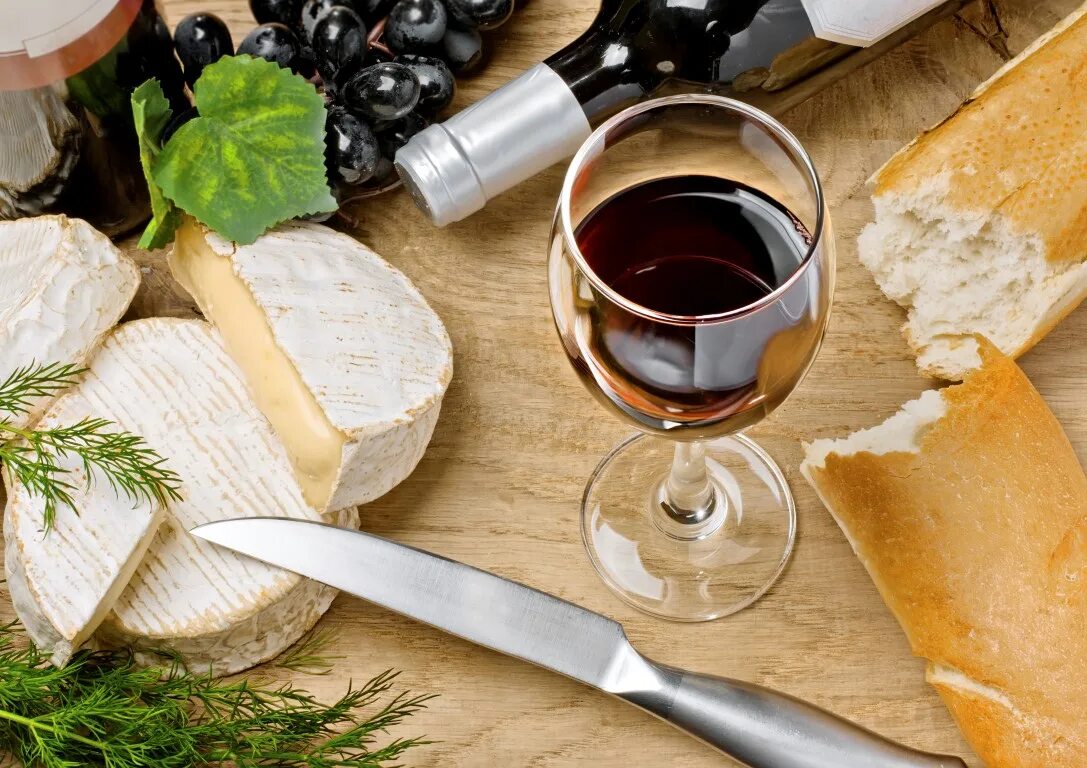 Сыр камамбер Франция. Вино и сыр. Хлеб сыр вино. Французские сыры и вина. Вино с плесенью