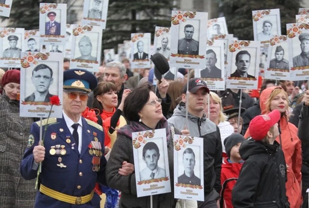 9 мая участвовать. Парад Победы Бессмертный полк. Бессмертный полк 1945. Шествие день Победы Бессмертный полк.