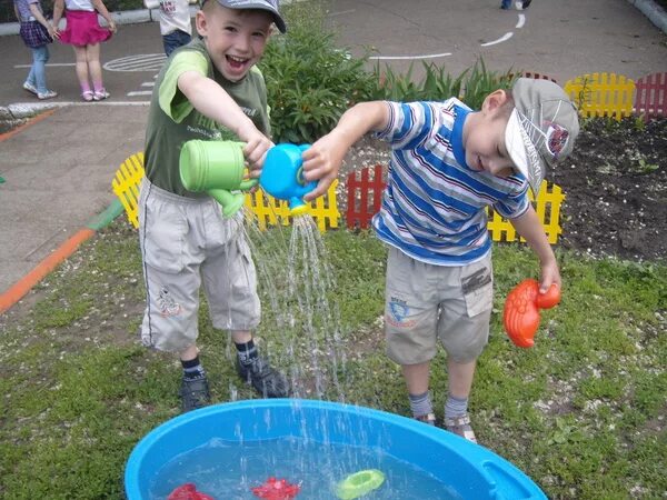 Летние игры в детском саду на улице. Игры с водой для детей в детском саду на улице. Игры с водой для детей. Летние игры на участке в детском саду.