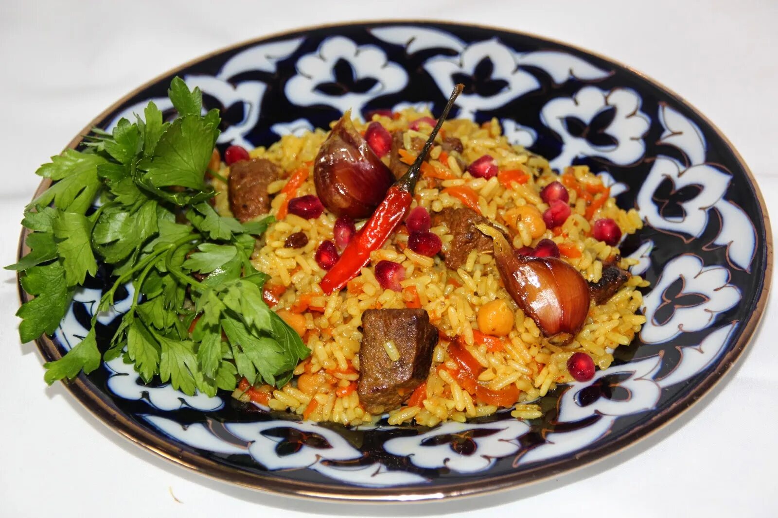 Узбекский любительский. Uzbek plov. Плов по узбекски. Восточная кухня. Тарелка для плова.