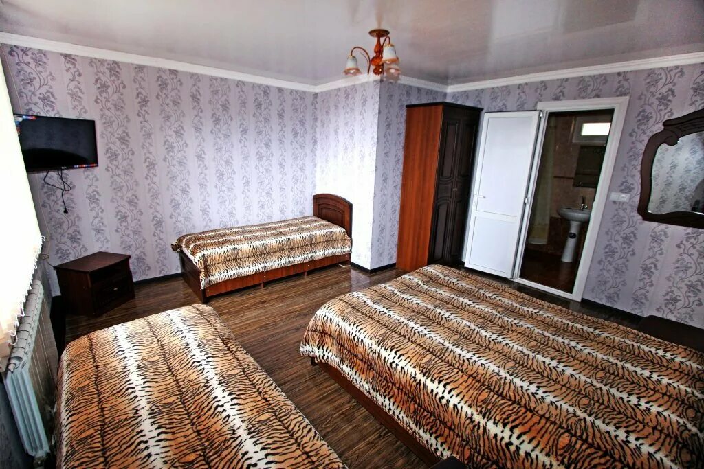 1. азовская 3 эллинг. лоо мини отель долголетие ул прохладная. гостиница шарлотка в лоо. гостевой дом лоо прохладная 1а.