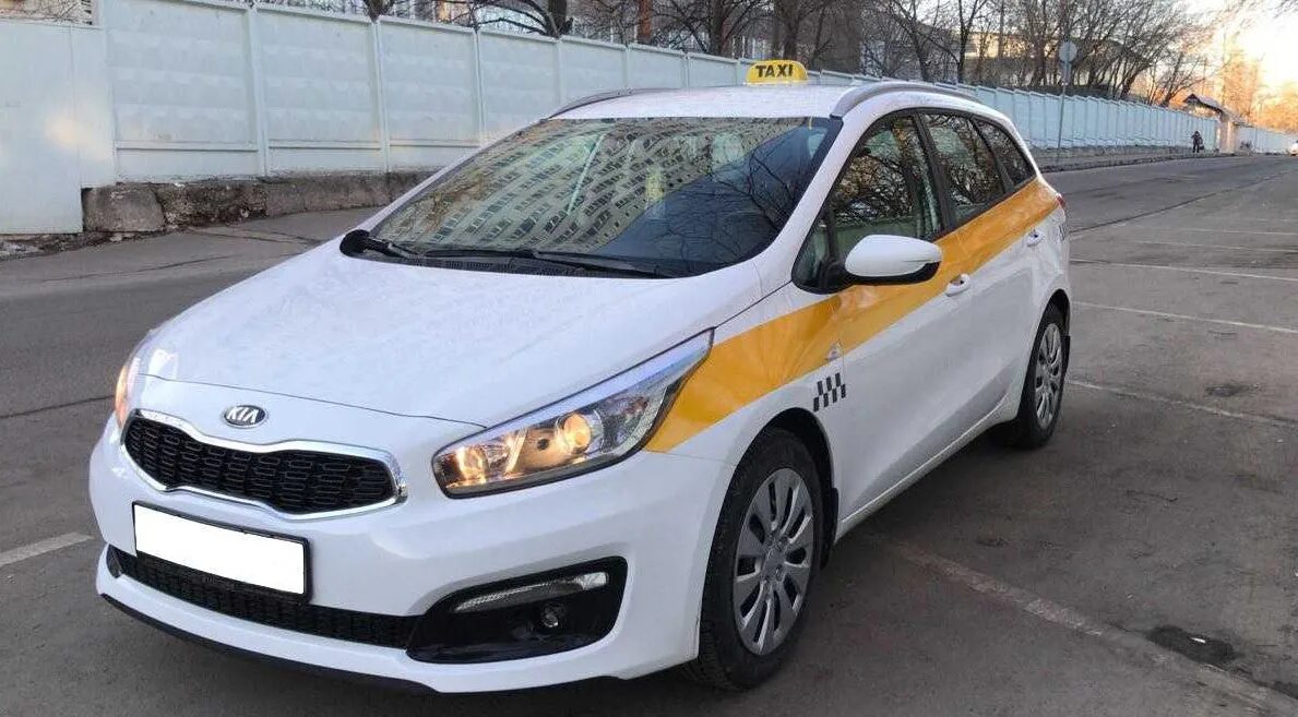 Kia Ceed универсал такси. Белая Киа Рио 2015 под такси. Кия СИД под такси. Kia Ceed 2015 универсал такси.