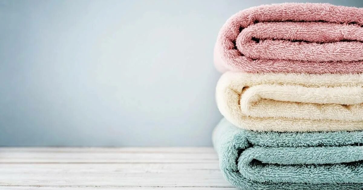 Полотенце махровое. Стопка полотенец. Красивые махровые полотенца. Полотенца в интерьере. Лучший материал полотенец