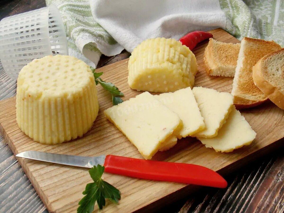 Сделать домашний сыр из творога рецепт. Домашний сыр. Сыр из творога. Приготовление сыра. Ингредиенты для сыра.