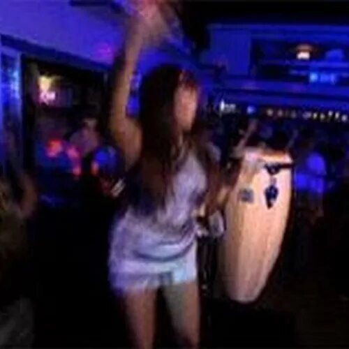 Снял после ночного клуба. Девушка танцует в клубе. Танцы в ночном клубе. Девушка на дискотеке гиф. Ночной клуб gif.