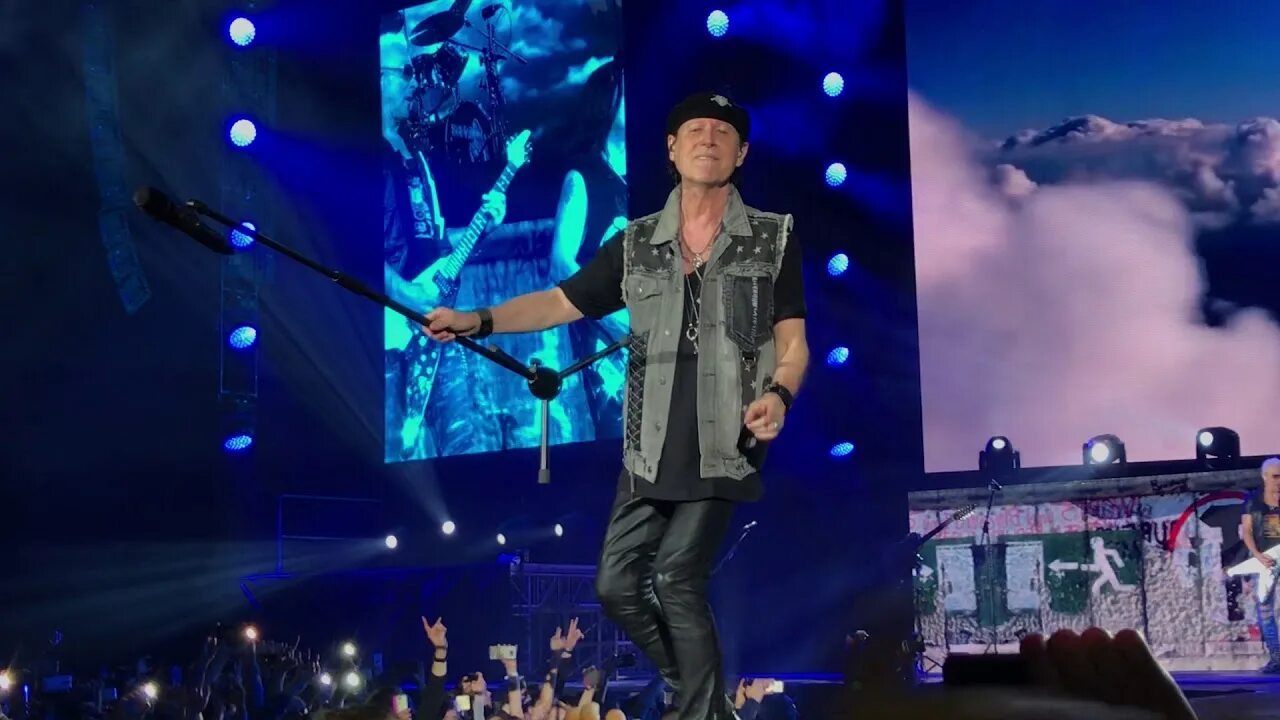 Скорпионс самая популярная песня текст. Группа ветер перемен. Scorpions в москве. Скорпионс. Скорпионс в москве.