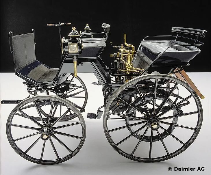 Первый автомобиль внутреннего сгорания. 1885-1886 Бенц и Даймлер. Первая модель Готлиба Даймлера 1886 года. Автомобиль Даймлера 1886. Готлиб Даймлер первый автомобиль.