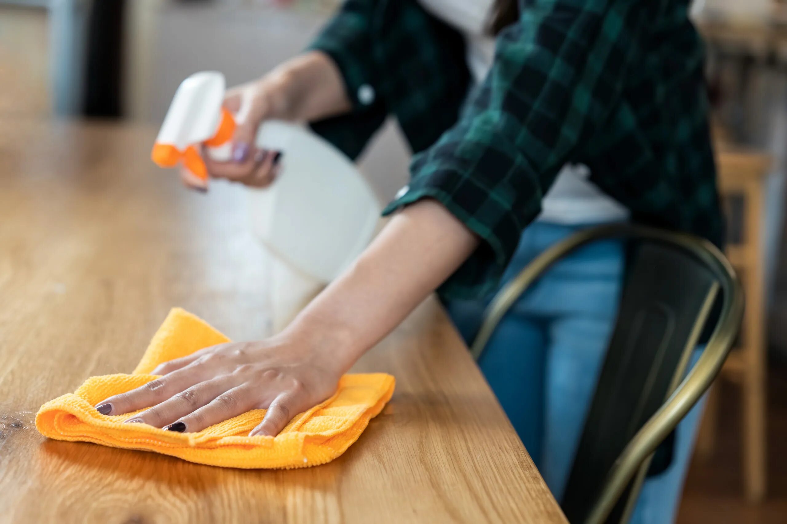 Уборка после обеда. Протирание пыли. Влажная уборка. Clean the Table. Протирает мебель синей тряпкой.