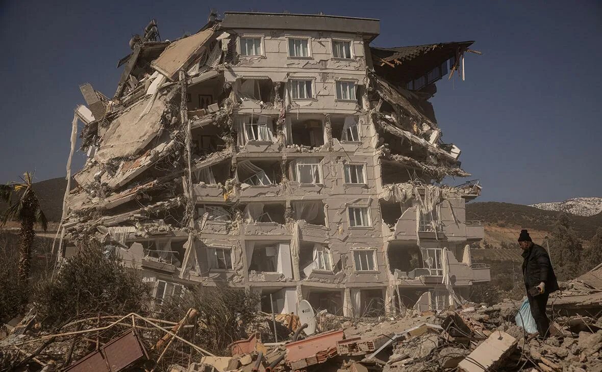 Интересные землетрясения. Кахраманмараш землетрясение. В Турции произошло землетрясение магнитудой 5,4. Обломки домов. Землетрясение картинки.