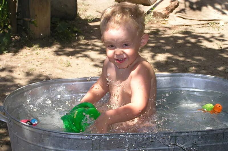 давайте купаться нырять кувыркаться в ушате в корыте. ушат корыто лохань. мальчик из мойдодыра моется. бочка в баню для купания. давайте купаться нырять кувыркаться в ушате в корыте лохани реке.