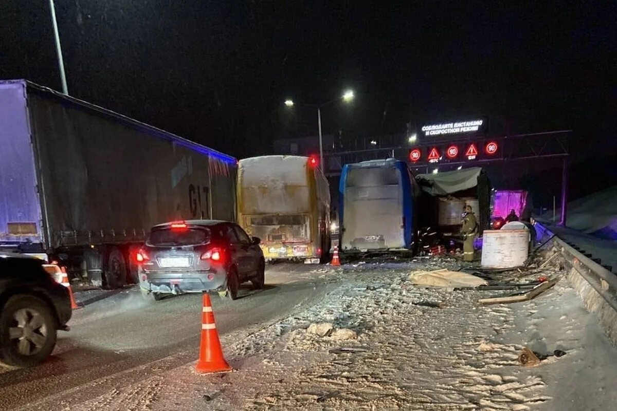 Массовое ДТП м4 Дон в Воронежской области. Авария с автобусом под Воронежем на трассе м4 Дон. Авария на трассе м4 вчера ночью Воронеж.