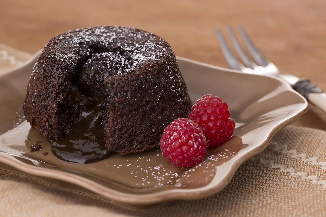 Торт шоко шок. Шоколадный фондан лава кейк. Molten Lava Cake. Десерт вулкан и фондан. Molten Chocolate Lava Cake.