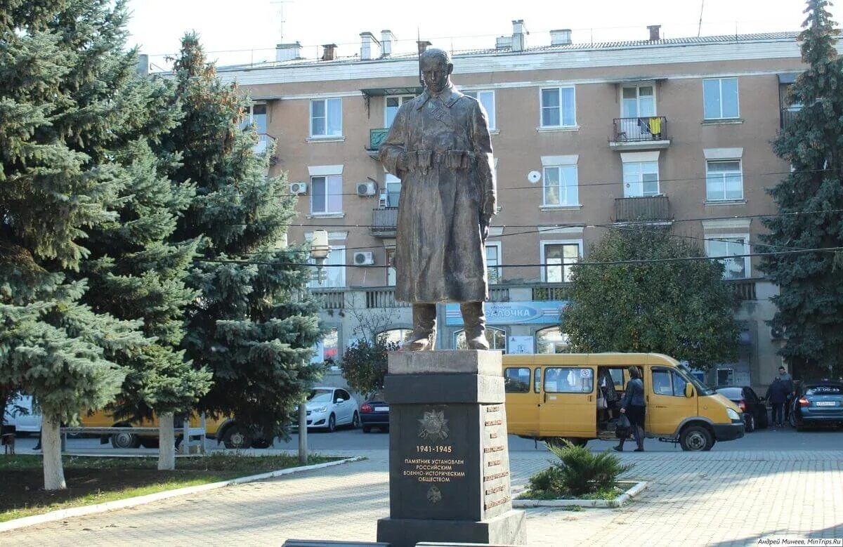 Обелиск в минеральных водах. Памятник жертвам теракта в минеральных водах. Памятники в минеральных водах. Мемориал вечной славы в минводах. Памятник самолет в минеральных водах.