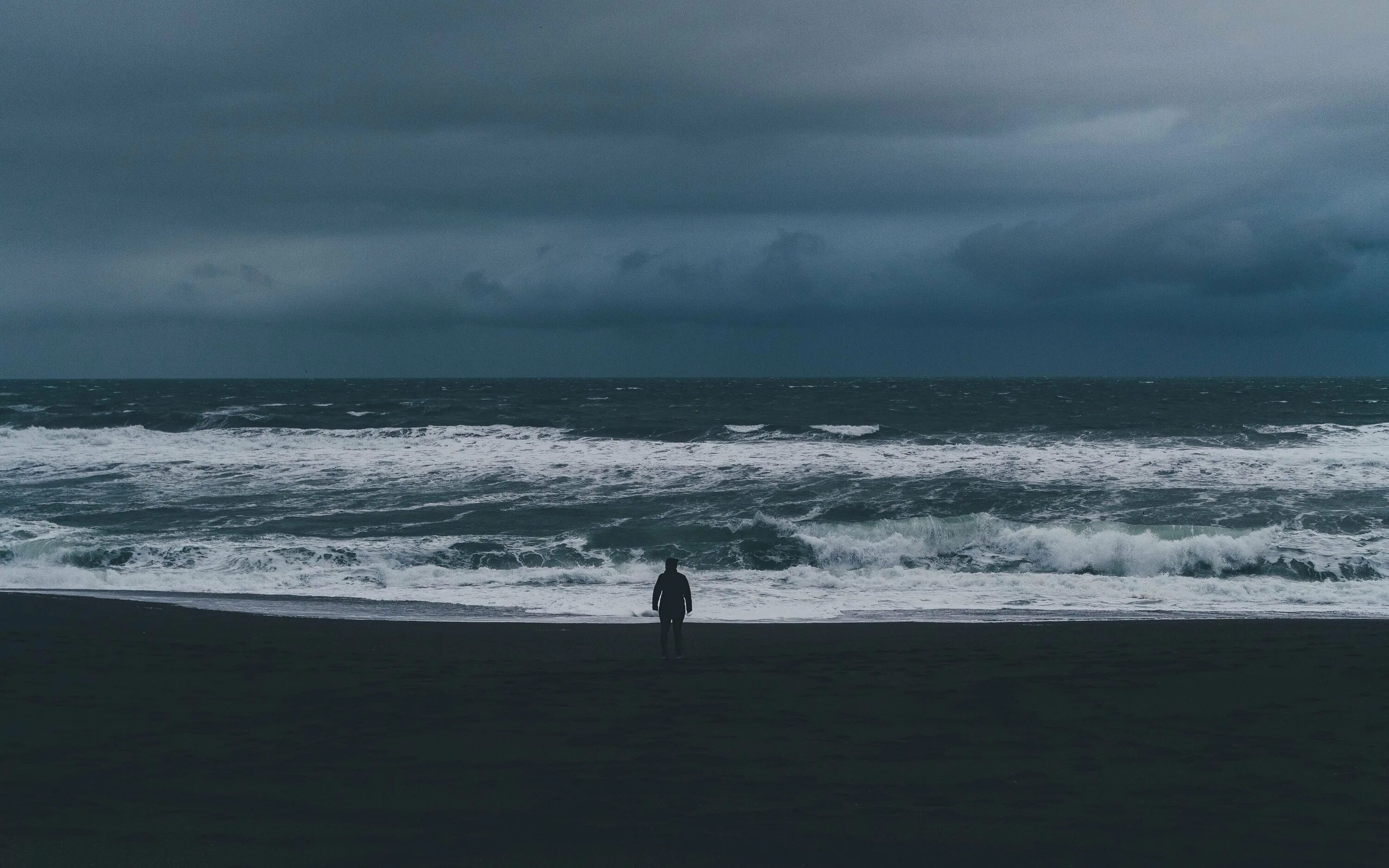 Грустью море не. На берегу темного моря Эндрю Питерсон. Одинокий человек на берегу моря. Море одиночество. Море грусть.