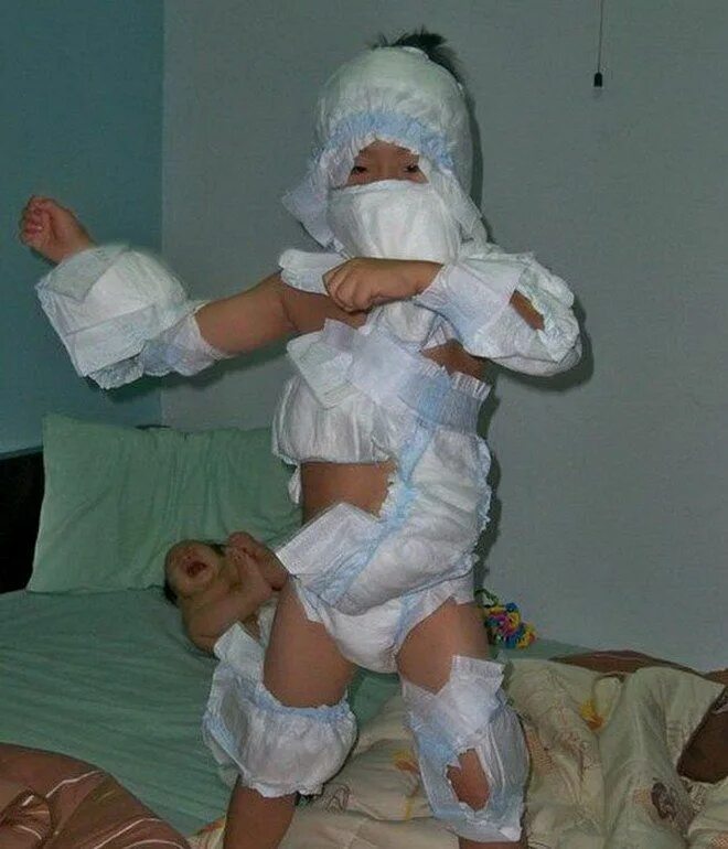 Одевает памперсы. Девушке надели памперс. Женщина в подгузнике. Девушка надевает подгузник. Девушка одела памперс.