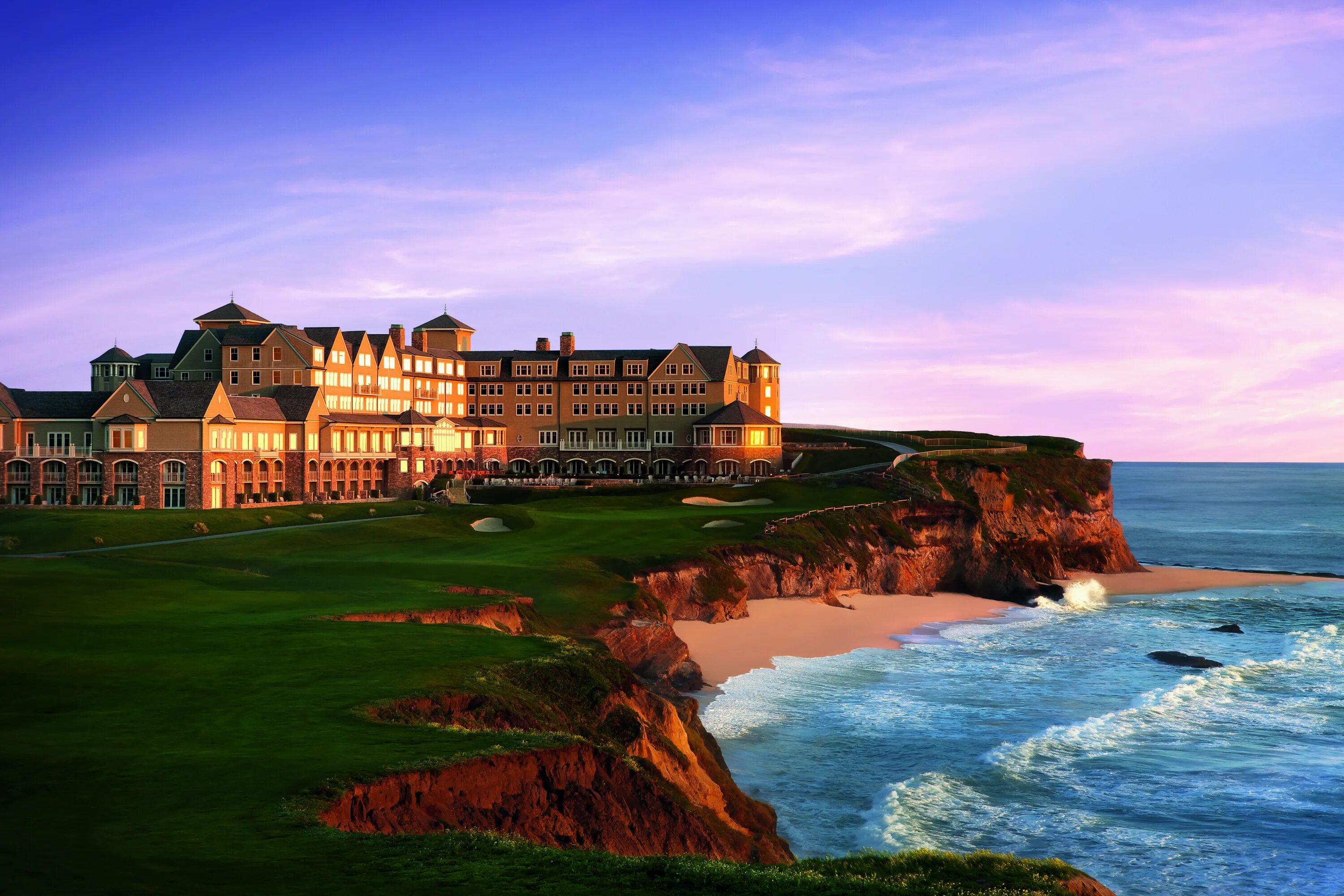 Мун город. Хаф Мун Бэй Калифорния. The Ritz-Carlton, half Moon Bay. Халф Мун Бэй США. Ritz Carlton США.