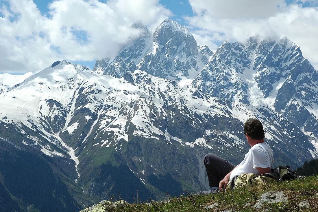 Горе картинки. Люди в горах Кавказа. Тишина в горах. Мужчина в горах Кавказа. Человек возле большой горы.