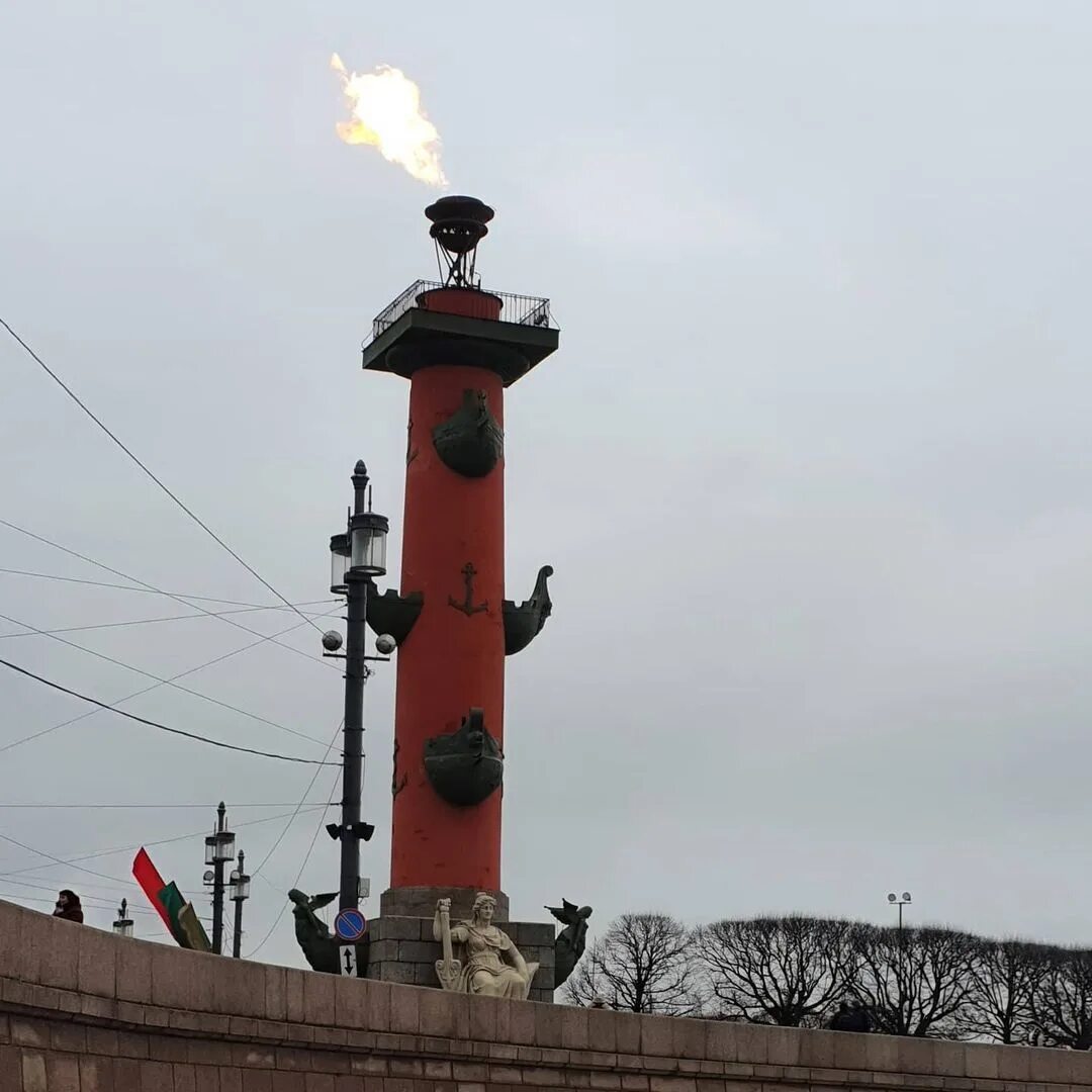 ростральные колонны. ростральные колонны васильевский остров факелы. ростральные колонны васильевский остров. ростральные колонны 18 век. блокадный ленинград васильевский остров.
