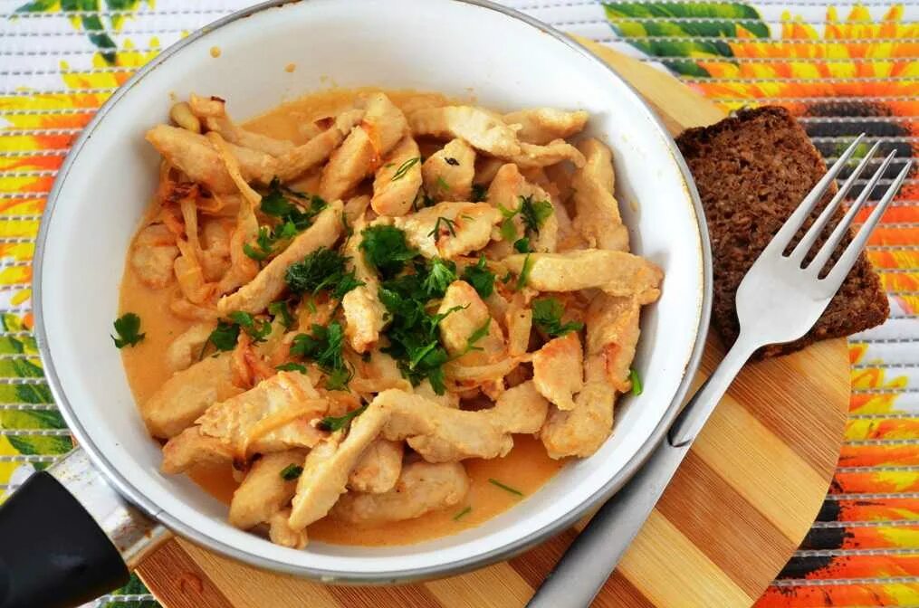 Куриный бефстроганов со сметаной
