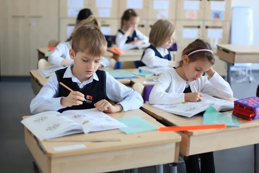 В школе есть два класса. В школе есть два класса