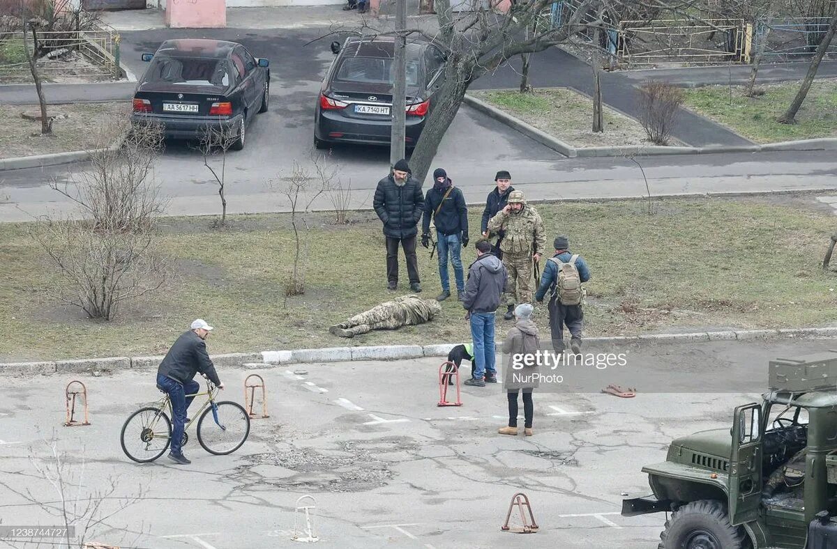 Видео расстрела украинцев. Российские войска в Оболони. Уничтоженные диверсанты в Киеве. В Киеве расстреляли машину.