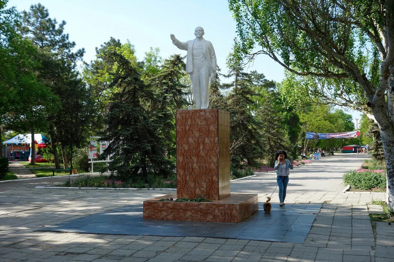 Ленино ленинского района республики крым. Погода в крыму пгт ленино. Пгт ленино ленинский район крым. Крым поселок ленино ленинский район. Крым ленино обелиск.