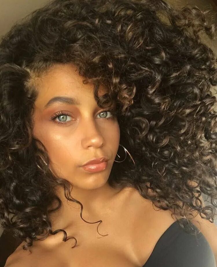Skinny curly. Big curly hair. Skinny curly. Кудрявые волосы у девушек. Кудрявая китаянка.
