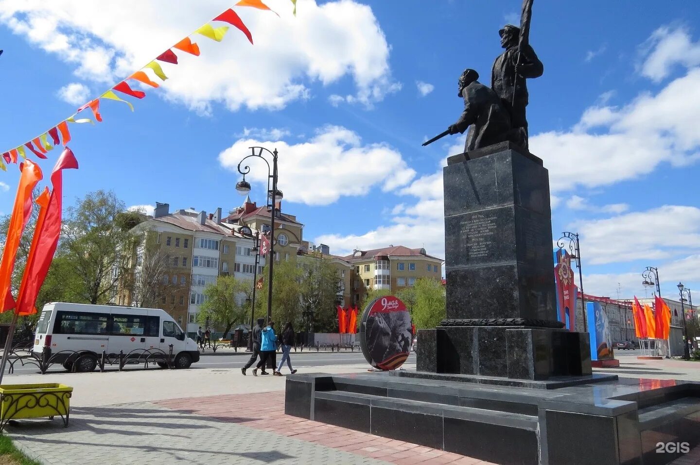 Борцов революции 1 иркутск. Памятник борцам революции (Тюмень). Площадь борцов революции Тюмень. Площадь борцов революции памятник. Сквер "борцам революции" Бишкек.