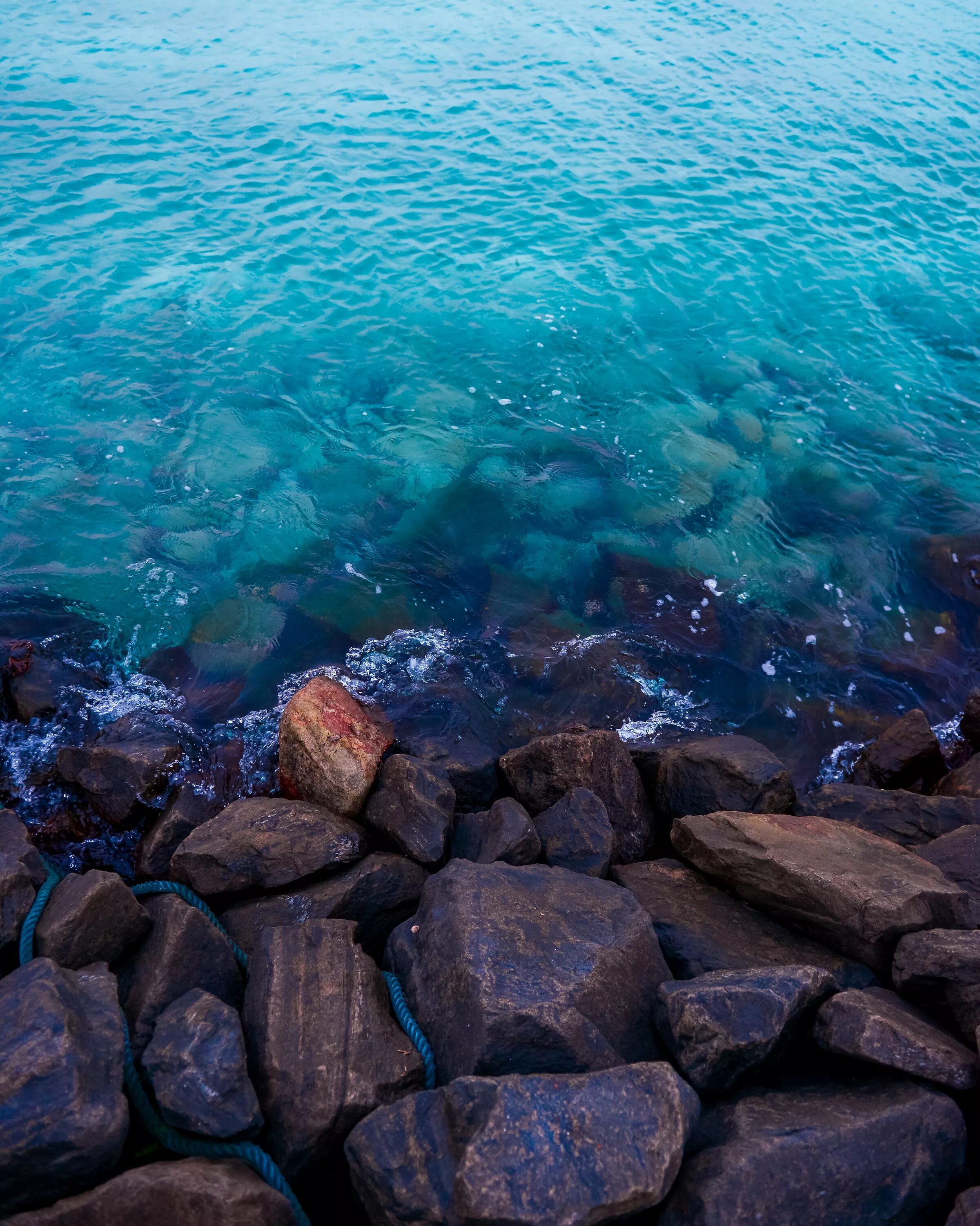 Подводные камни 2023. Голубая вода. Подводные камни. Прозрачная вода. Прозрачные камни на море.