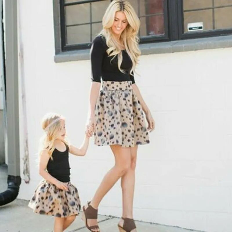 Юбки для мамы и Дочки одинаковые. Мама с дочкой в мини платье. Модные юбки для мамы и Дочки. Мама и дочь в одинаковых юбках. Юбки мама дочка