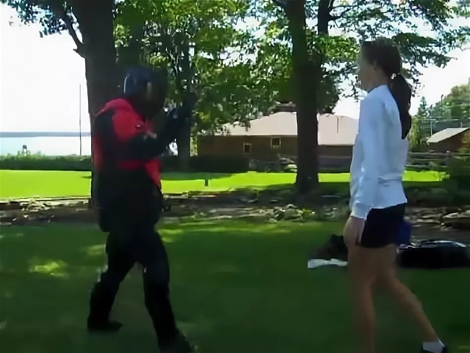 Девушки заставили нюхать ноги. Нюхать женские носочки. Нюхать туфли женские. Девушка дает девушке ногу понюхать. Феет smelling.