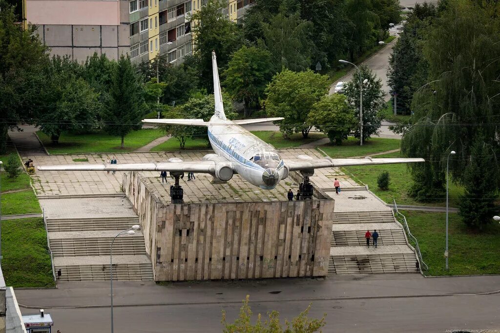 Ил-2 самара памятник. Памятник самолету ил-2. Самолет памятник во внуково. Памятник самолет ил 62. В каком городе стоит самолет.