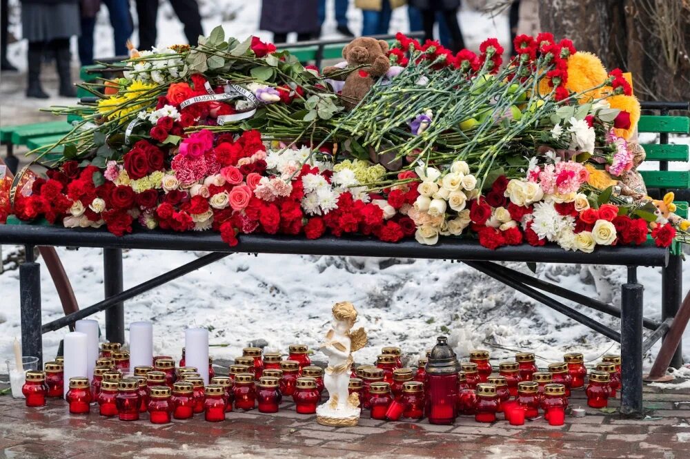 Что значит траур в городе. Зимняя вишня Кемерово траур. Траур. Цветы траур. Траур по погибшим в Кемерово.