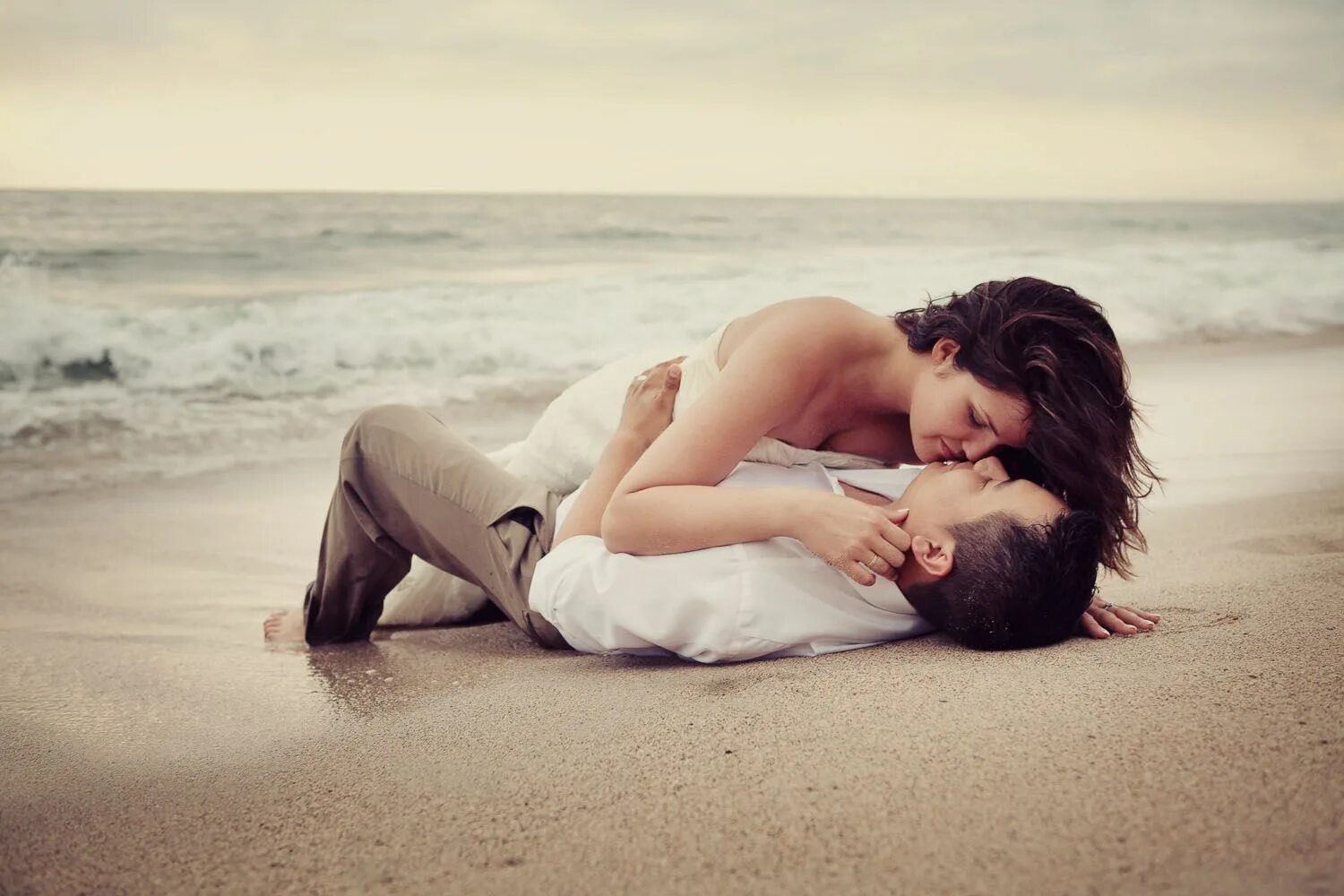Романтик поцелуй. Романтический поцелуй. Романтические объятия. Романтика обнимашки. Романтическая фотосессия на пляже.