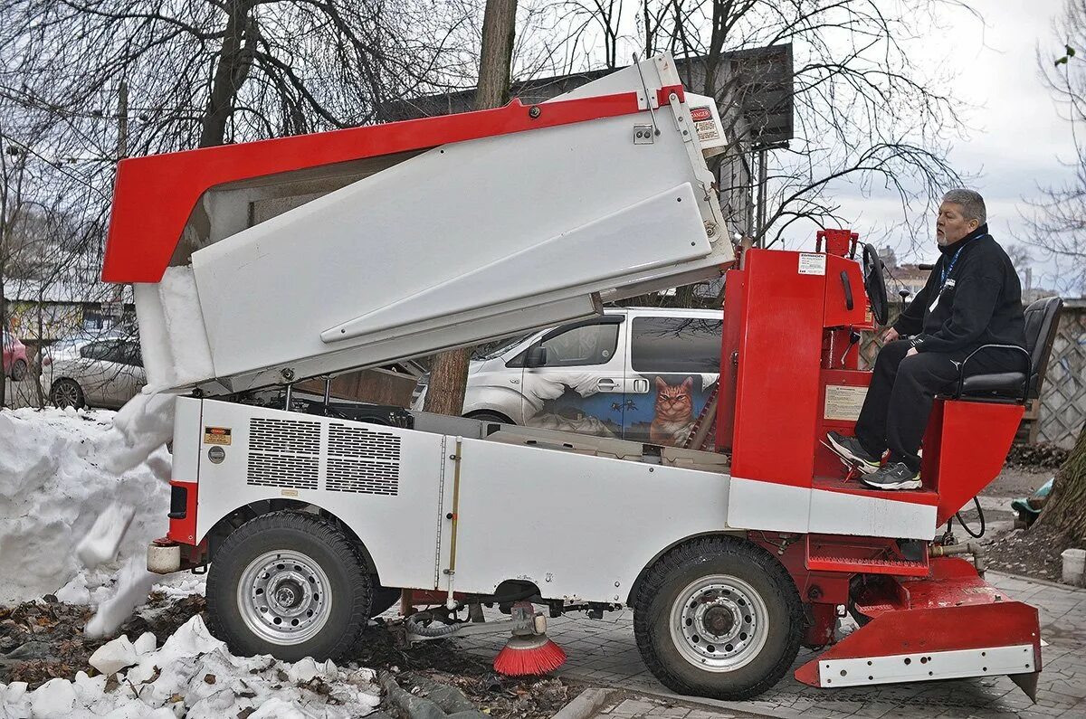 Машина для катков. Zamboni заливочная машина. Ледовый комбайн Zamboni. Машина для заливки льда. Комбайн для заливки льда.