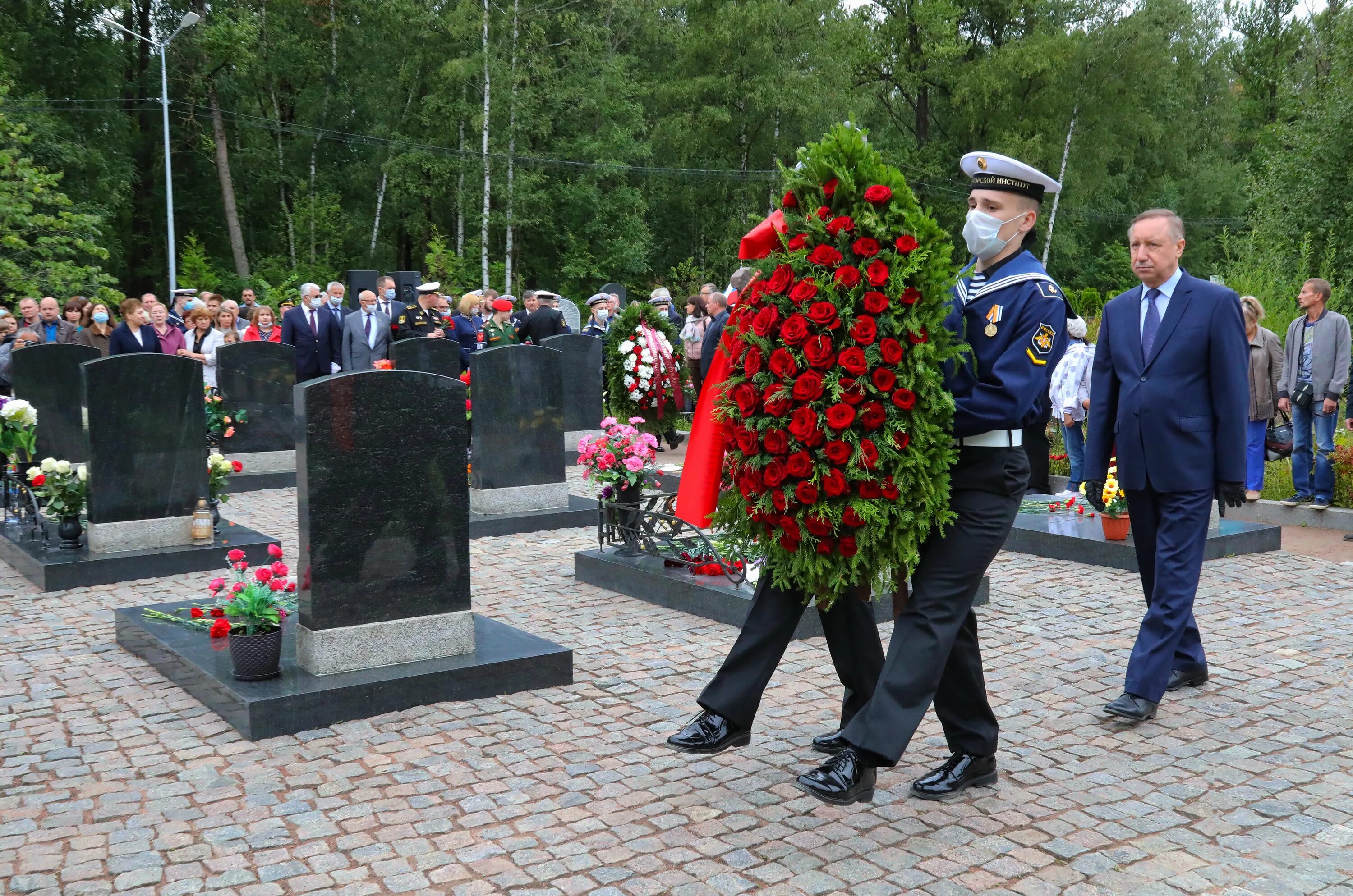 Курск похоронили. Мемориал АПЛ Курск Серафимовское кладбище. АПРК К 141 Курск экипаж. Мемориал моряков подводников Курск. 12 08 2000 Подводная лодка Курск Серафимовское кладбище.