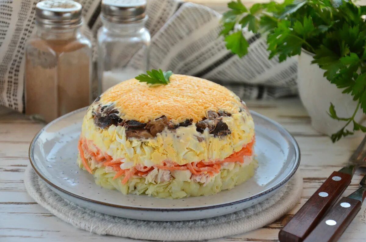 Салат «королевский» (слоеный). Салат нежный с курицей и грибами. Салат царский. Салат императорский. Салат императорский.