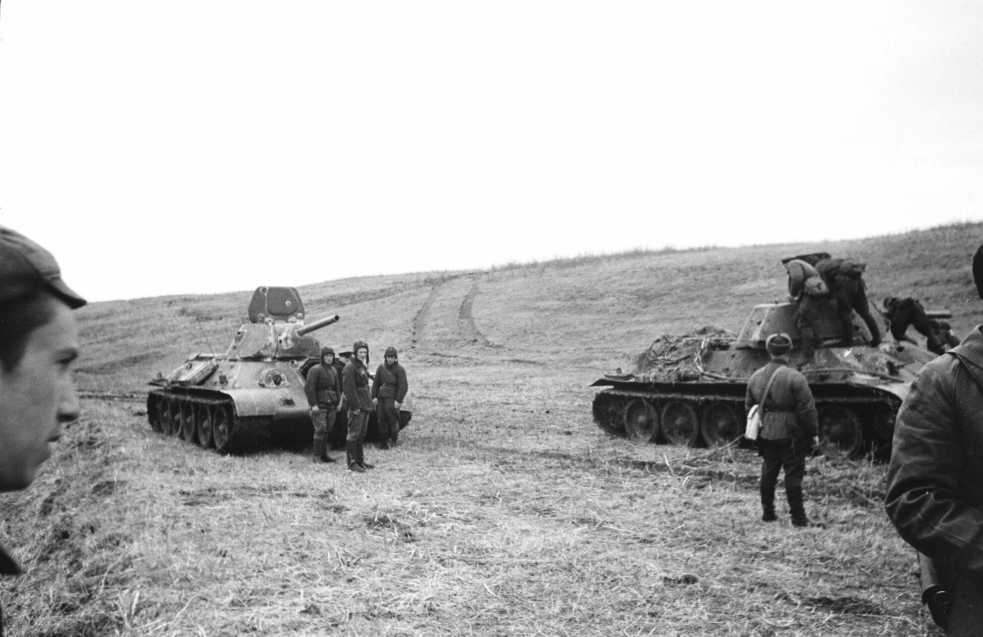 Советский средний танк т-24. 24-я танковая дивизия. Танки 24 июня. 24-я танковая дивизия. Экипаж танка кв 1 расейняй.
